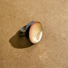 Carica l'immagine nel visualizzatore di Gallery, Anello in ottone smaltato a scodellina
