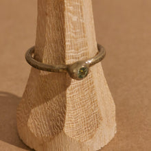 Carica l'immagine nel visualizzatore di Gallery, Anello in bronzo con pietra - Pezzo Unico
