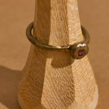 Carica l'immagine nel visualizzatore di Gallery, Anello in bronzo con pietra - Pezzo Unico
