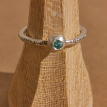 Carica l'immagine nel visualizzatore di Gallery, Anello in argento con pietra - Pezzo Unico
