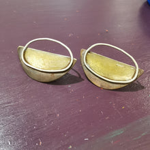 Carica l'immagine nel visualizzatore di Gallery, Orecchino di ottone smaltato e argento mezzaluna
