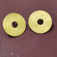 Carica l'immagine nel visualizzatore di Gallery, Orecchino ottone disco forato - Pezzo unico
