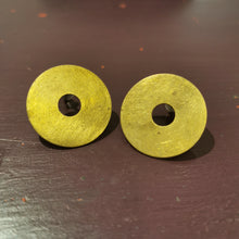 Carica l'immagine nel visualizzatore di Gallery, Orecchino ottone disco forato - Pezzo unico

