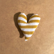 Carica l'immagine nel visualizzatore di Gallery, spilla  cuore
