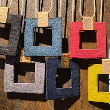 Carica l'immagine nel visualizzatore di Gallery, collana Ecofriendly quadrata  in carta e ottone
