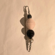 Carica l'immagine nel visualizzatore di Gallery, spilla grande con perle di vetro e carta - pezzo unico
