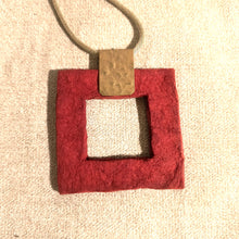 Carica l'immagine nel visualizzatore di Gallery, collana Ecofriendly quadrata  in carta e ottone
