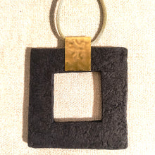 Carica l'immagine nel visualizzatore di Gallery, collana Ecofriendly quadrata  in carta e ottone
