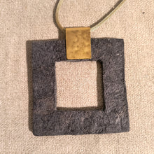 Carica l'immagine nel visualizzatore di Gallery, collana Ecofriendly quadrata  in carta e ottone
