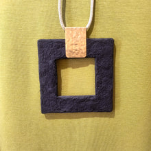 Carica l'immagine nel visualizzatore di Gallery, collana Ecofriendly quadrata  in carta e ottone
