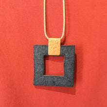 Carica l'immagine nel visualizzatore di Gallery, collana Ecofriendly quadrata  in carta e ottone
