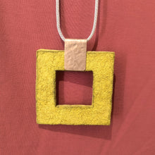 Carica l'immagine nel visualizzatore di Gallery, collana Ecofriendly quadrata  in carta e ottone
