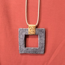 Carica l'immagine nel visualizzatore di Gallery, collana Ecofriendly quadrata  in carta e ottone
