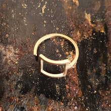 Carica l'immagine nel visualizzatore di Gallery, Anello con forma quadrata in ottone   - Pezzo unico
