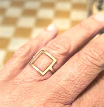 Carica l'immagine nel visualizzatore di Gallery, Anello con forma quadrata in ottone   - Pezzo unico
