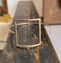 Carica l'immagine nel visualizzatore di Gallery, Bracciale con forma quadrata in ottone - Pezzo unico
