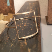 Carica l'immagine nel visualizzatore di Gallery, Bracciale con forma quadrata in ottone - Pezzo unico
