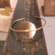 Carica l'immagine nel visualizzatore di Gallery, Bracciale con forma di disco in ottone - Pezzo unico
