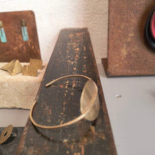 Carica l'immagine nel visualizzatore di Gallery, Bracciale con forma di disco in ottone - Pezzo unico
