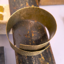 Carica l'immagine nel visualizzatore di Gallery, Bracciale di ottone serie texture a spirale - Pezzo unico
