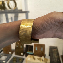 Carica l'immagine nel visualizzatore di Gallery, Bracciale di ottone serie texture a spirale - Pezzo unico
