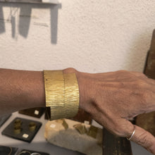 Carica l'immagine nel visualizzatore di Gallery, Bracciale di ottone serie texture a spirale - Pezzo unico
