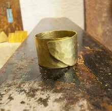 Carica l'immagine nel visualizzatore di Gallery, Anello in ottone serie texture a spirale - Pezzo unico
