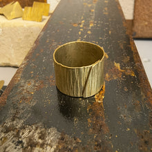 Carica l'immagine nel visualizzatore di Gallery, Anello in ottone serie texture a spirale - Pezzo unico
