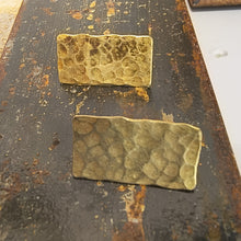 Carica l'immagine nel visualizzatore di Gallery, Orecchino ottone serie texture - Pezzo unico
