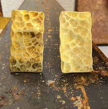 Carica l'immagine nel visualizzatore di Gallery, Orecchino ottone serie texture - Pezzo unico
