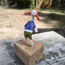 Carica l'immagine nel visualizzatore di Gallery, statuetta in carta pesta -pezzo unico
