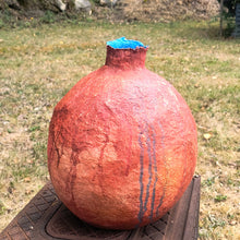Carica l'immagine nel visualizzatore di Gallery, vaso in carta pesta n 2 - pezzo unico
