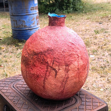 Carica l'immagine nel visualizzatore di Gallery, vaso in carta pesta n 2 - pezzo unico

