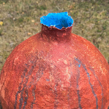 Carica l'immagine nel visualizzatore di Gallery, vaso in carta pesta n 2 - pezzo unico
