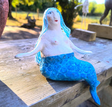 Carica l'immagine nel visualizzatore di Gallery, statuetta in carta pesta, Sirena - pezzo unico

