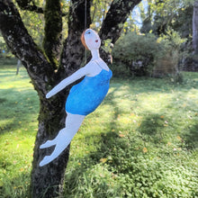 Carica l'immagine nel visualizzatore di Gallery, statuetta in carta pesta, Donna in azzurro rosso- pezzo unico
