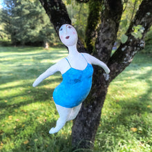 Carica l'immagine nel visualizzatore di Gallery, statuetta in carta pesta, Donna in azzurro rosso- pezzo unico
