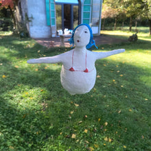 Carica l'immagine nel visualizzatore di Gallery, statuetta in carta pesta, Donna in bixini rosso- pezzo unico
