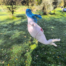 Carica l'immagine nel visualizzatore di Gallery, statuetta in carta pesta, Donna in bixini rosso- pezzo unico
