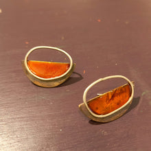 Carica l'immagine nel visualizzatore di Gallery, Orecchino di ottone smaltato e argento mezzaluna
