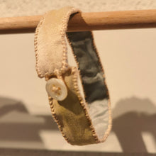 Carica l'immagine nel visualizzatore di Gallery, Bracciale di seta ricamati - pezzo unico
