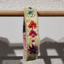 Carica l'immagine nel visualizzatore di Gallery, Bracciale di seta ricamati - pezzo unico
