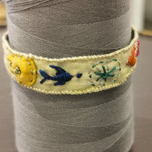 Carica l'immagine nel visualizzatore di Gallery, Bracciale di seta ricamati - pezzo unico
