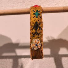 Carica l'immagine nel visualizzatore di Gallery, Bracciale di seta ricamati - pezzo unico
