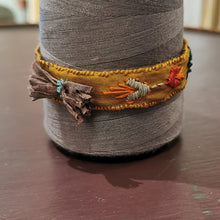 Carica l'immagine nel visualizzatore di Gallery, Bracciale di seta ricamati - pezzo unico
