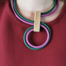 Carica l'immagine nel visualizzatore di Gallery, Collana girocollo (mobile) in cavo elettrico rivestito e legno
