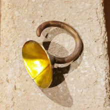 Carica l'immagine nel visualizzatore di Gallery, Anello in ottone smaltato conico -  pezzo unico
