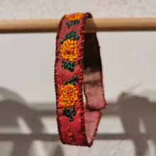 Carica l'immagine nel visualizzatore di Gallery, Bracciale di seta ricamati - pezzo unico
