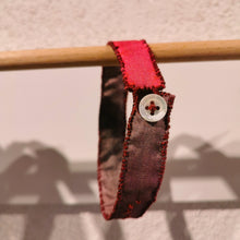 Carica l'immagine nel visualizzatore di Gallery, Bracciale di seta ricamati - pezzo unico
