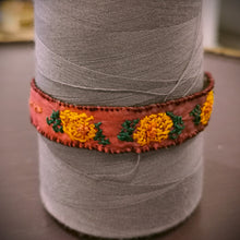 Carica l'immagine nel visualizzatore di Gallery, Bracciale di seta ricamati - pezzo unico
